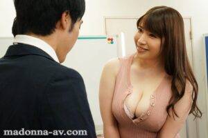 【夕季ちとせ】色白・爆乳・高身長!豊満ド迫力の美しき上司妻!