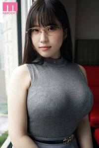 【岸和水】メガネで大人しそうな彼女はJカップ爆乳を揺らす騎乗位でAVデビュー!