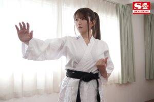 【鷲尾めい】同人コラボ|Jカップの敏感乳首を集団で摘まみ上げる!その快楽に溺れる爆乳空手ガール!