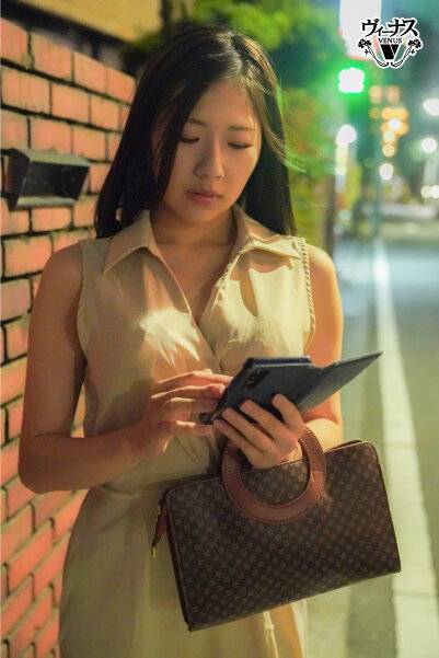 同窓会W不倫セックス 初めて付き合った昔の彼女と十数年ぶりに再会した俺は大人のオンナになって成熟した人妻の肉体に何度もむしゃぶりついた 七原さゆ